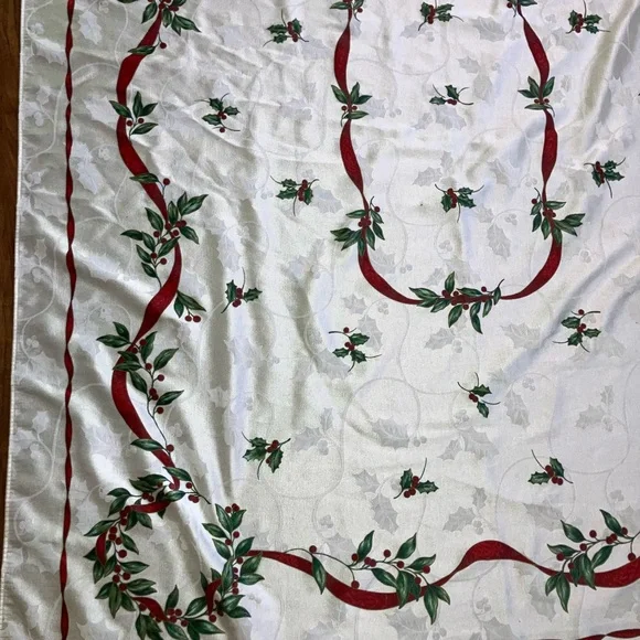 Vintage ivory mistletoe Holly Christmas tablecloth 64 x 50” - Picture 2 of 7